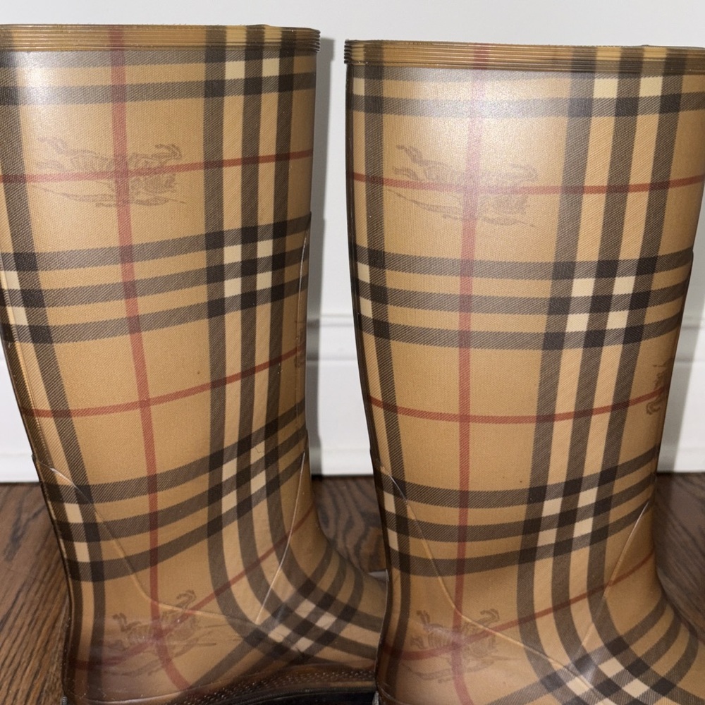 Burberry women’s Rainboots. - Picture 4 of 5